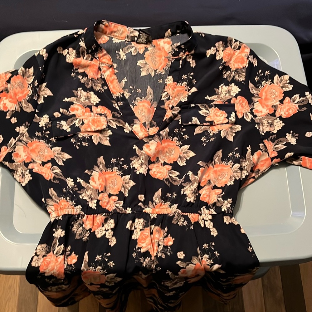 Rue 21 dress size medium. Wore only 2 times.